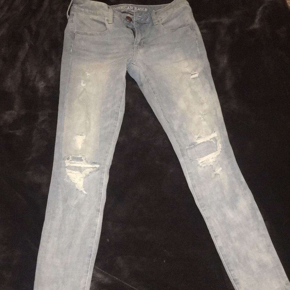 AMERICAN EAGLE RIPPED JEANS